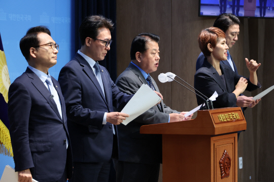 더불어민주당 소속 국회 국방위원회 위원들이 20일 오후 국회 소통관에서 '서울의 봄 4법' 발의 기자회견을 하고 있다. 연합뉴스